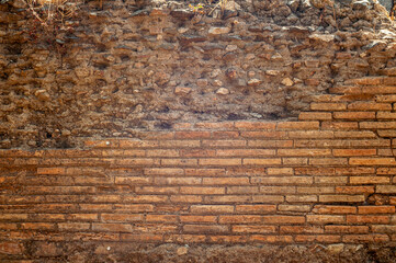 Antico muro in mattoni stratificato