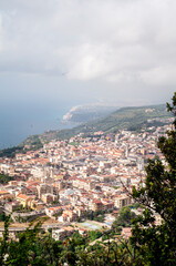 Obraz premium Veduta della città di Palmi dall'alto con nebbia