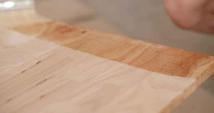 Use a brush to apply lacquer to the wood the first time after smoothing. After applying, the color of the wood looks darker and more beautiful.