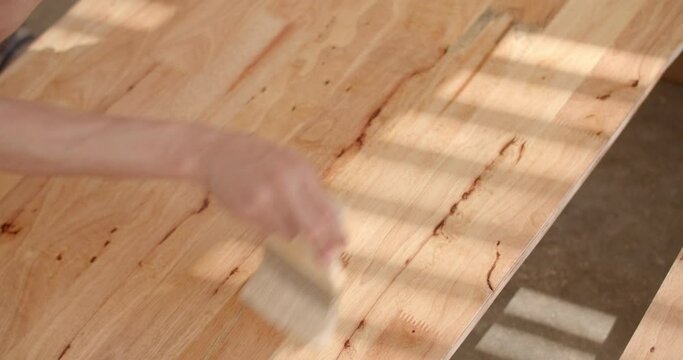 Use a second brush to apply lacquer to the wood to make it look dark and shiny. It also prevents the face of the wood from being scratched.