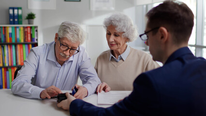 Obraz premium Agent sell medical insurance service to aged couple