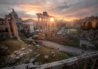 Fototapeta premium Sonnenaufgang in Rom im Forum Romanum in Rom mit Sonnenstern