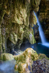 Wasserfall mit Tropfsteinen