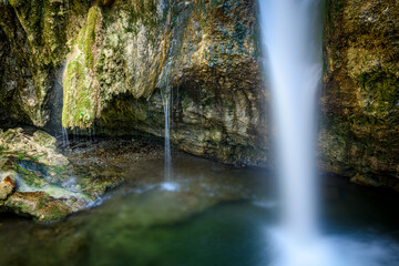Wasserfall mit Tropfsteinen