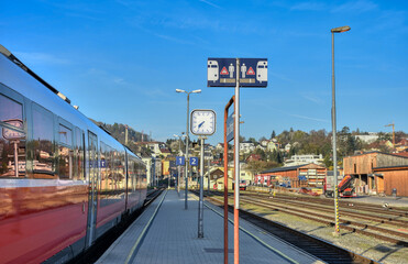 Linz, Mühlkreisbahn, Urfahr, Bahnhof, Bahnsteig, Gleis, Schienen, Endbahnhof, Kopfbahnhof, Signal, Weiche, Zug, Personenzug, Triebwagen, Morgenstimmung, Scheinwerfer, Abstellgleis, Betriebsgebäude, No