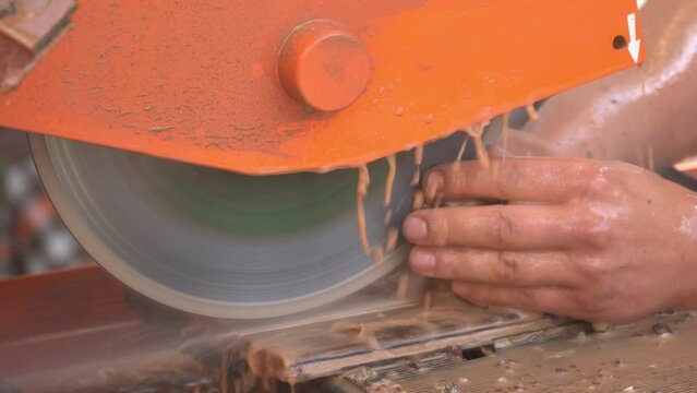 Grinding and cutting of precious stones. Cutting and grinding agates.