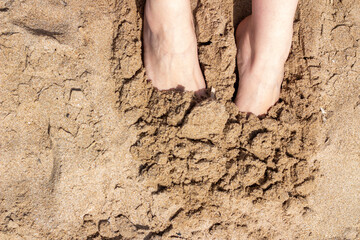 pies en la arena