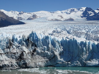 El glaciar Perito Moreno es una gruesa masa de hielo ubicada en el departamento Lago Argentino de...