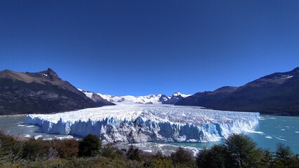 Fototapeta na wymiar El glaciar Perito Moreno es una gruesa masa de hielo ubicada en el departamento Lago Argentino de la provincia de Santa Cruz, en el sudoeste de la Argentina, en la región de la Patagonia.