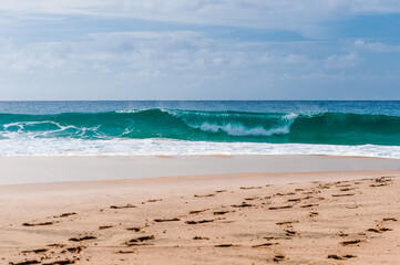 As ondas lindas no litoral do Arquipélago de Fernando de Noronha