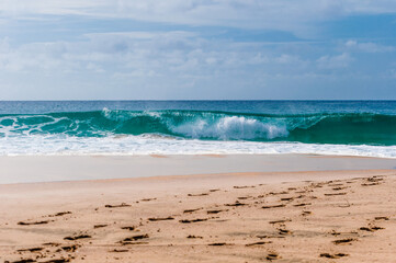 As ondas lindas no litoral do Arquipélago de Fernando de Noronha