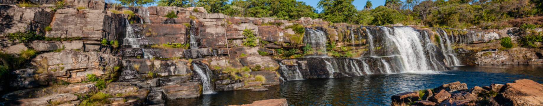 As belas quedas d'&aacute;gua em linhas cachoeiras pelo interior de Minas Gerais em panor&acirc;mica