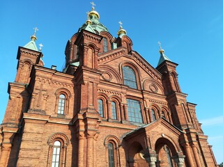 Obraz premium レンガ作りの教会 街中