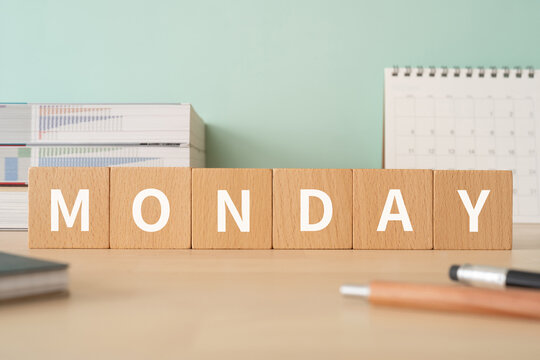 月曜日のイメージ｜「MONDAY」と書かれた積み木が置かれたデスク