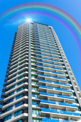 Fototapeta premium 高層ビルと雨上がりの虹がかかった青空