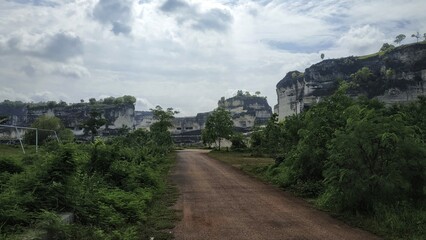 Road in to the canyon mountains