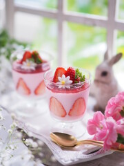 オシャレなグラススイーツ イチゴプリン