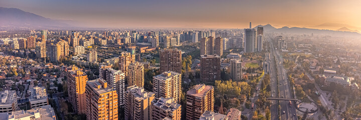 Viviendas en Santiago de Chile, sector Las Condes. Panorámica con drone de ciudad capital. Region Metropolitana.