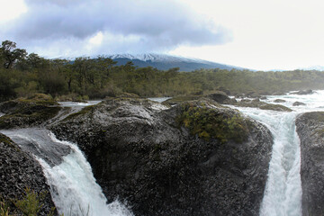 Cachoeiras De Petrohue,  ao fundo o  Vulcão De Osorno  Perto Da Cidade De Puerto  Varas,  Chile