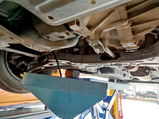 Car that are changing the oil system.