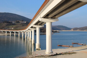 Ponte sul lago