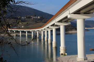 Ponte sul lago