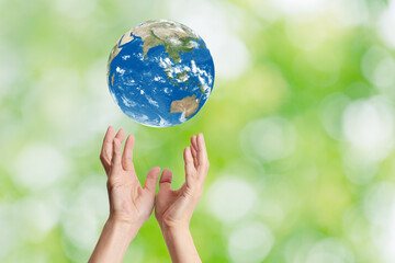 地球を受け止める人の手　環境問題イメージ