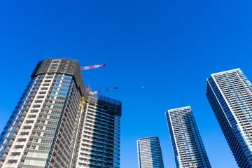 Fototapeta premium Tower condominium under construction and large crane