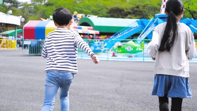 遊園地で遊ぶアジア人の家族