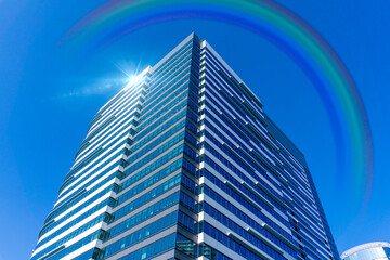 Fototapeta na wymiar 高層ビルと爽やかな青空に架かる虹の風景_91