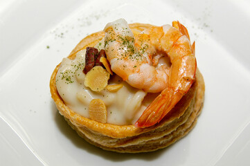 Fideos cremosos, coliflor y langostinos
