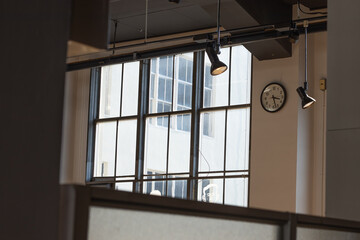 部屋から遠くの窓を見上げる