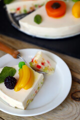 Souffle cake with candied fruits and fruits.