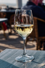 Ein Glass Weißwein