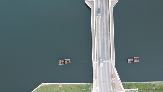 Pont vu du dessus avec voitures en mouvement