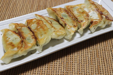 白皿に盛りつけられた餃子