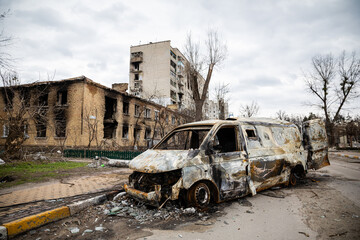 Zerstörte Häuser und Fahrzeuge in Kriegsgebiet der Ukraine - obrazy, fototapety, plakaty