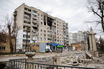 Zerst&ouml;rte H&auml;user und Fahrzeuge in Kriegsgebiet der Ukraine