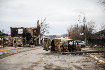 Zerstörte Häuser und Fahrzeuge in Kriegsgebiet der Ukraine