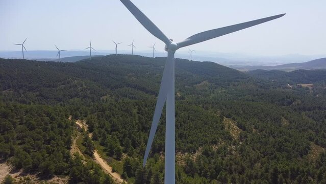 Primer plano de las h&eacute;lices de un aerogenerador y del cono de las h&eacute;lices y la turbina desde el aire en vista panor&aacute;mica - Concepto energ&iacute;as  renovables y limpias