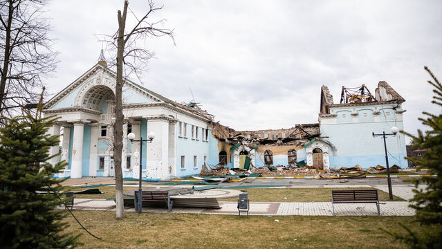 Zerst&ouml;rte H&auml;user und Fahrzeuge in Kriegsgebiet der Ukraine