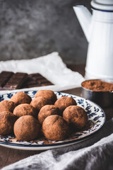 plato con trufas de chocolate