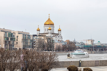 Fototapeta premium Tourist ship sails along the Moscow River against the background of the Cathedral of Christ the Savior