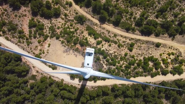 Primer plano de las h&eacute;lices de un aerogenerador y del cono de las h&eacute;lices y la turbina desde el aire en vista panor&aacute;mica - Concepto energ&iacute;as  renovables y limpias