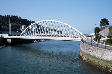 Obraz premium modern bridge in the spanish town of ondarroa