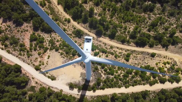 Primer plano de las h&eacute;lices de un aerogenerador y del cono de las h&eacute;lices y la turbina desde el aire en vista panor&aacute;mica - Concepto energ&iacute;as  renovables y limpias