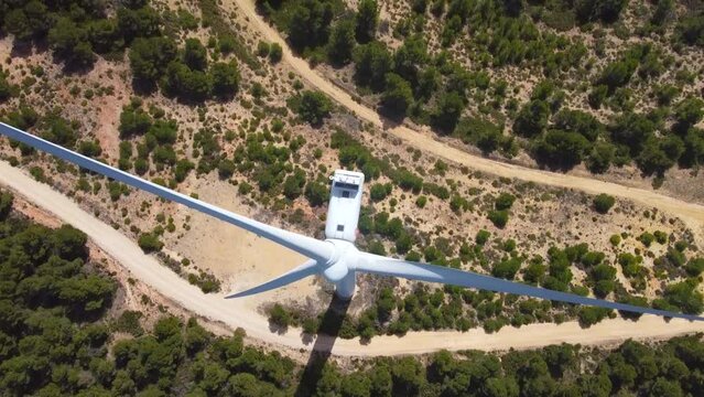 Primer plano de las h&eacute;lices de un aerogenerador y del cono de las h&eacute;lices y la turbina desde el aire en vista panor&aacute;mica - Concepto energ&iacute;as  renovables y limpias