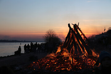 Osterfeuer am Strand von Hamburg-Blankenese im April 2022