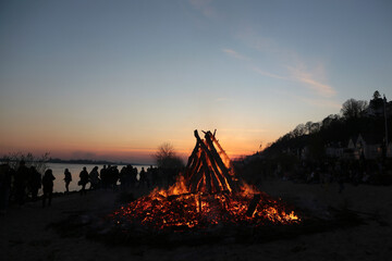 Osterfeuer am Strand von Hamburg-Blankenese im April 2022