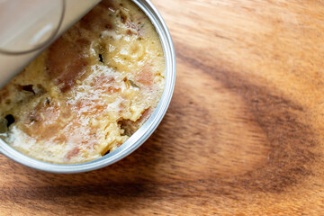 日本の脂っこい鶏肉の唐揚げの缶詰および木目の背景
